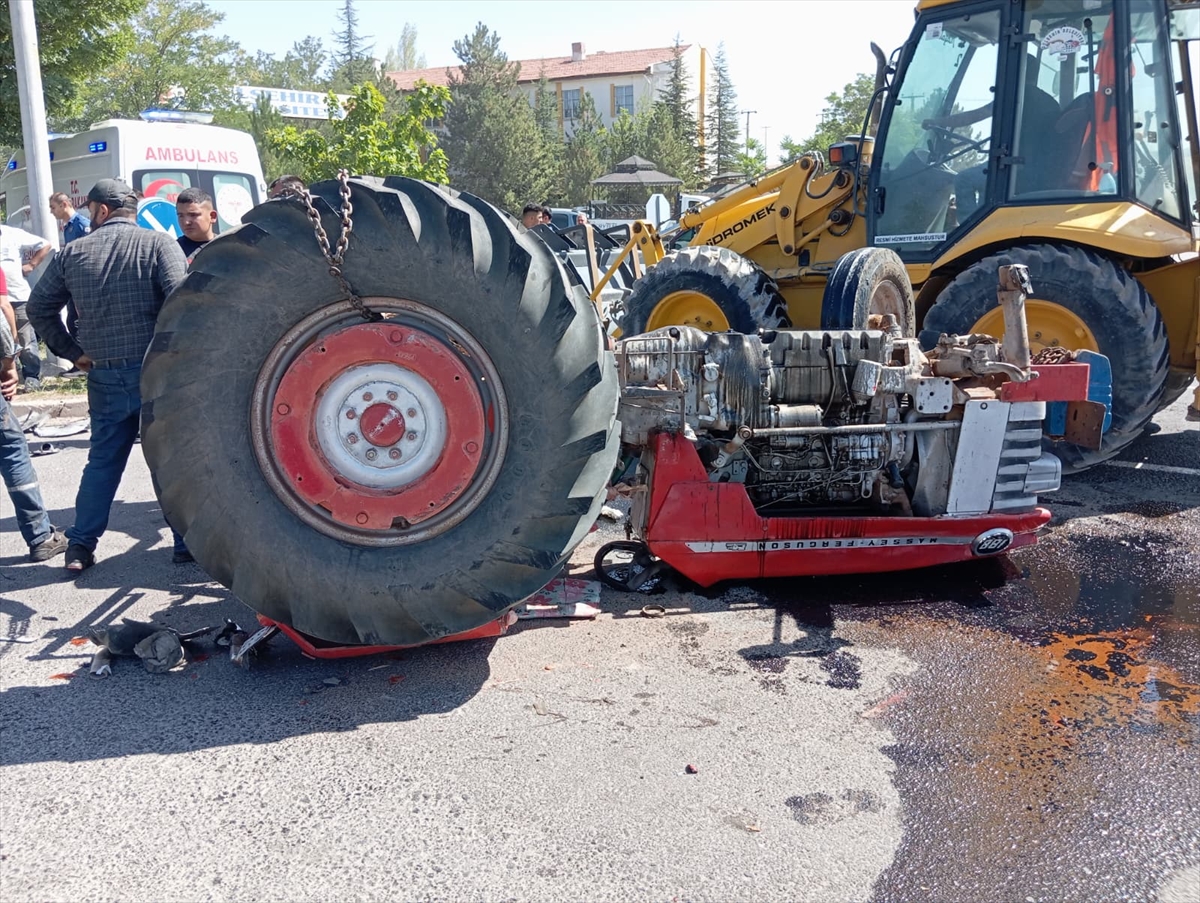Nevşehir'de hafif ticari araçla çarpışan traktörün sürücüsü yaralandı