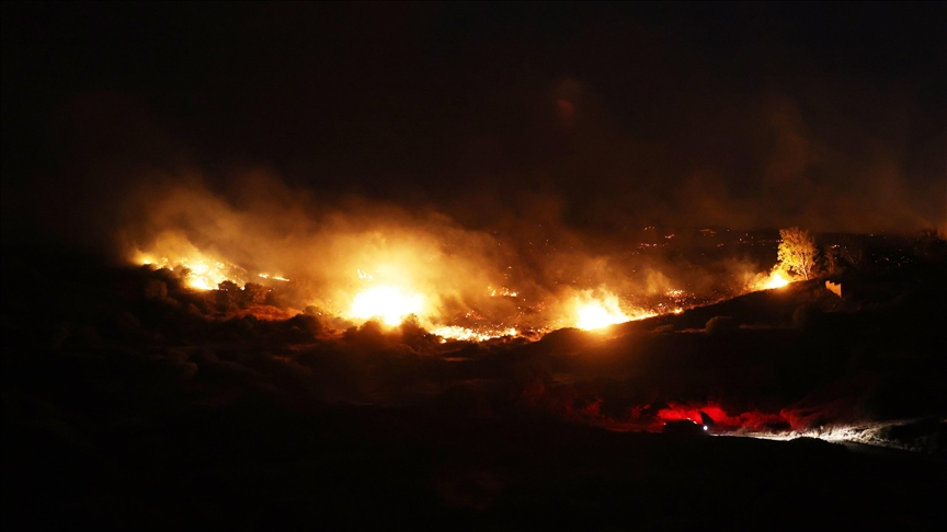Yunanistan'da yangınlar nedeniyle çok sayıda yerleşim yeri tahliye edildi