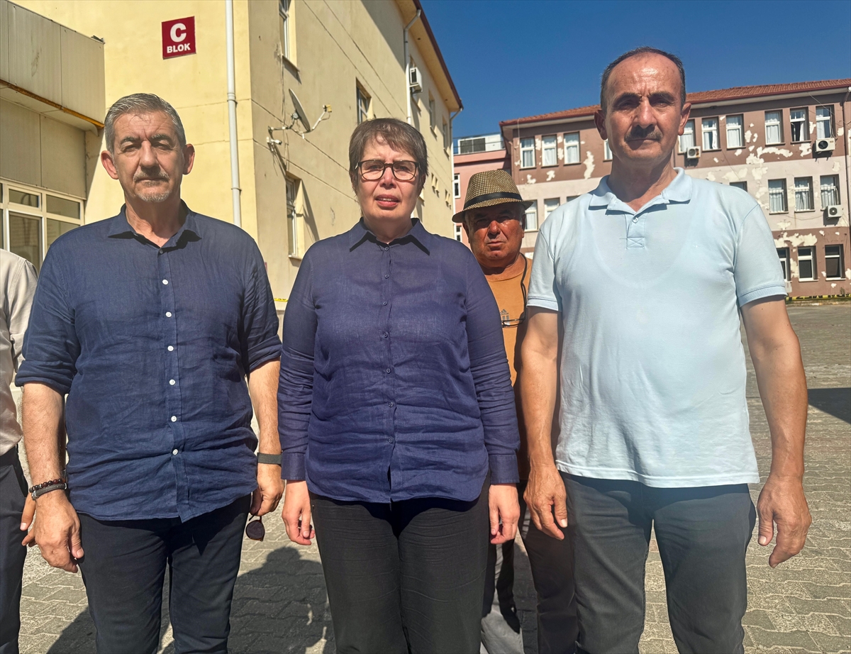 CHP Genel Başkan Yardımcısı  Zeliha Şahbaz, Balıkesir Sındırgı'daki deprem bölgesinde ziyaretlerde bulundu