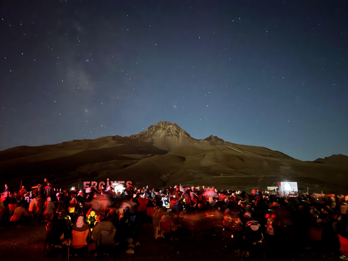 İç Anadolu'nun zirvesi Erciyes'te meteor yağmuru izlendi