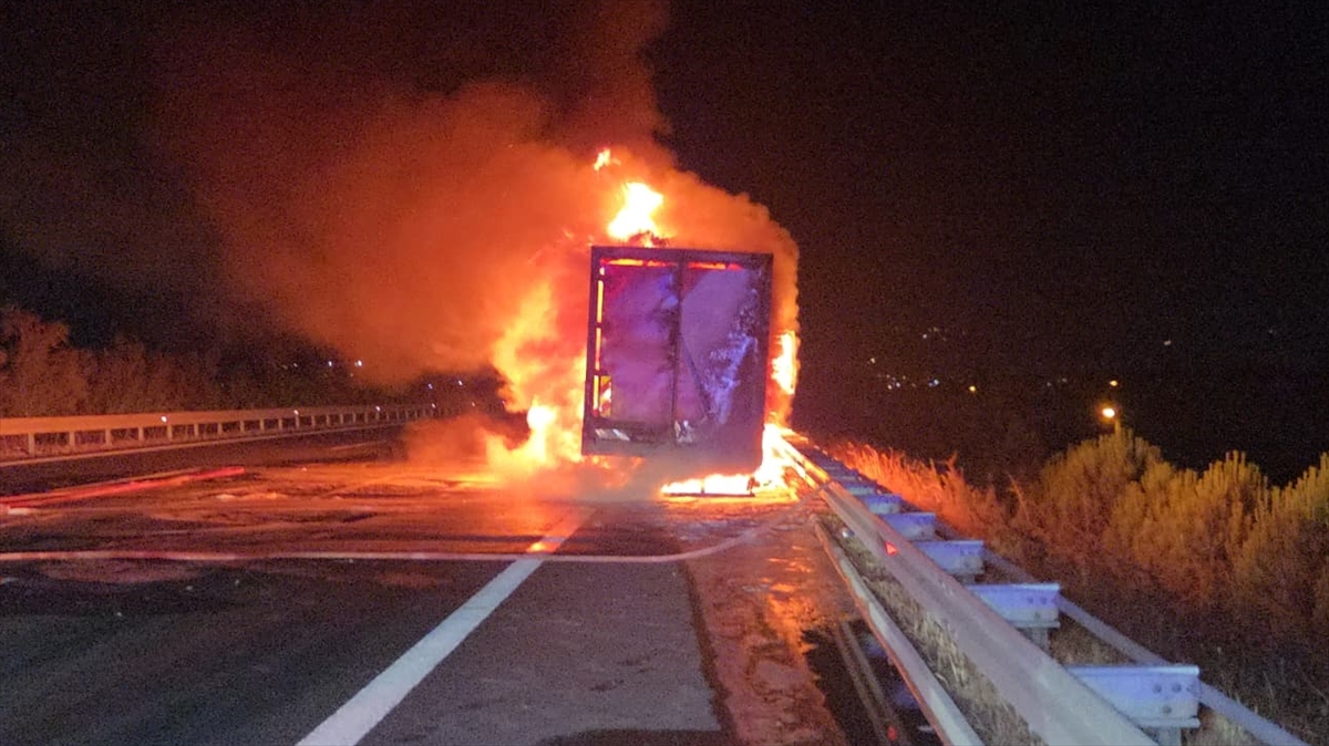 Bursa Orhangazi’de otoyolda seyir halinde yanmaya başlayan kamyon söndürüldü