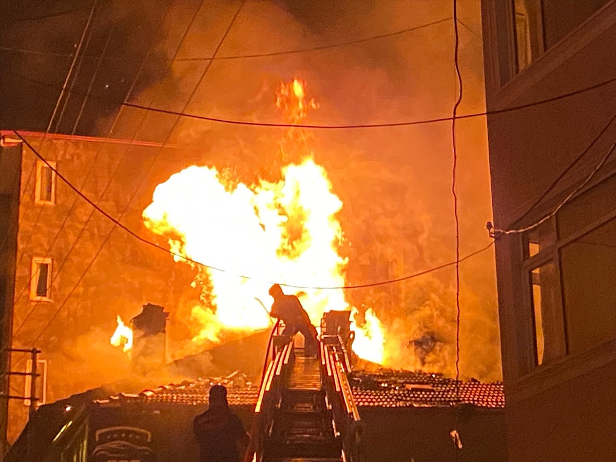 Balıkesir Dursunbey’de çıkan yangında 2 evde hasar oluştu