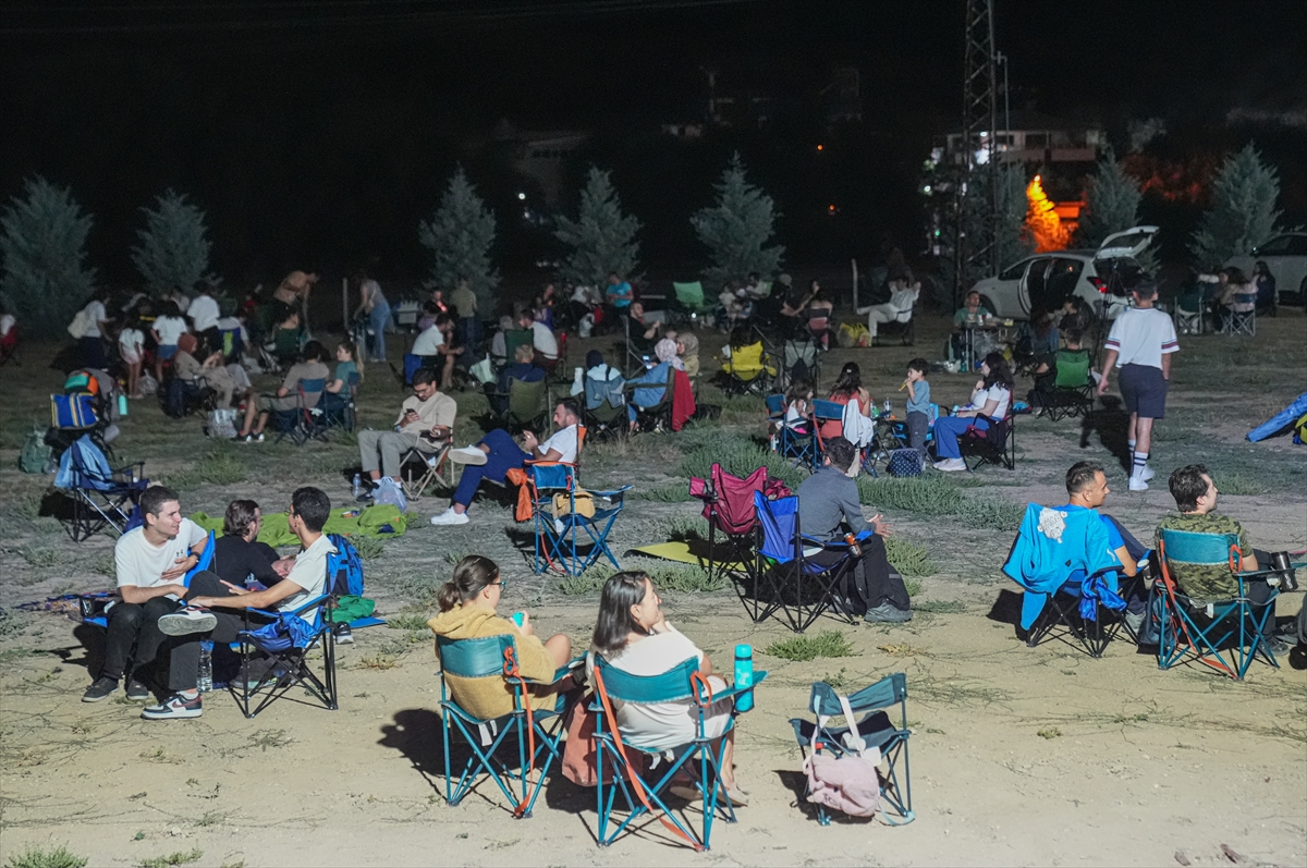 Gökyüzü tutkunları, meteor yağmurunu Gökçeyurt Vadisi'ndeki lavanta bahçesinde izledi