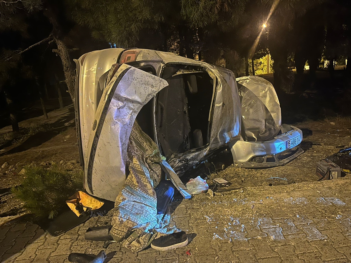 Burdur'da devrilen otomobildeki 4 kişi yaralandı