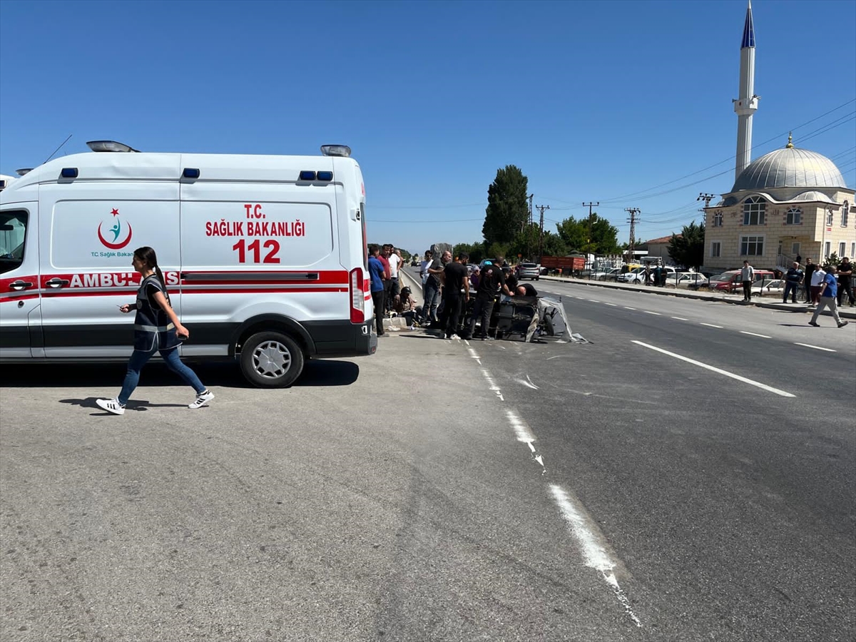 Amasya'da elektrikli bisiklet ile otomobilin çarpıştığı kazada 6 kişi yaralandı