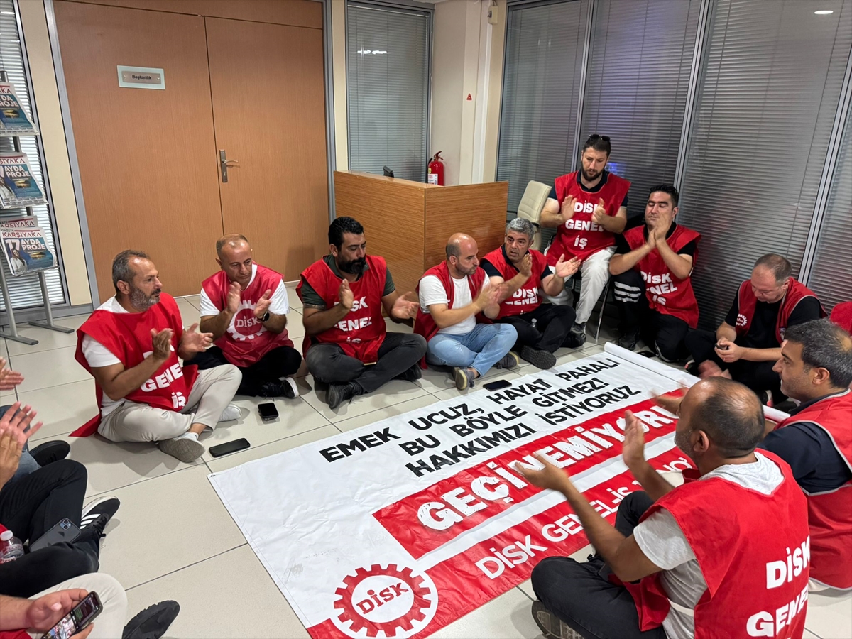 İzmir Karşıyaka Belediyesi işçileri, maaş alamadıkları gerekçesiyle eylem yaptı