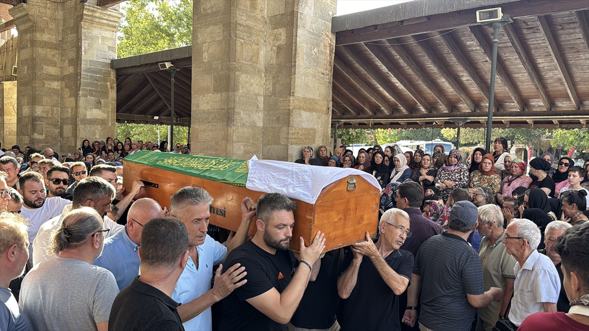 Çanakkale'deki trafik kazasında ölen 6 kişiden ikisinin cenazeleri Edirne'de toprağa verildi