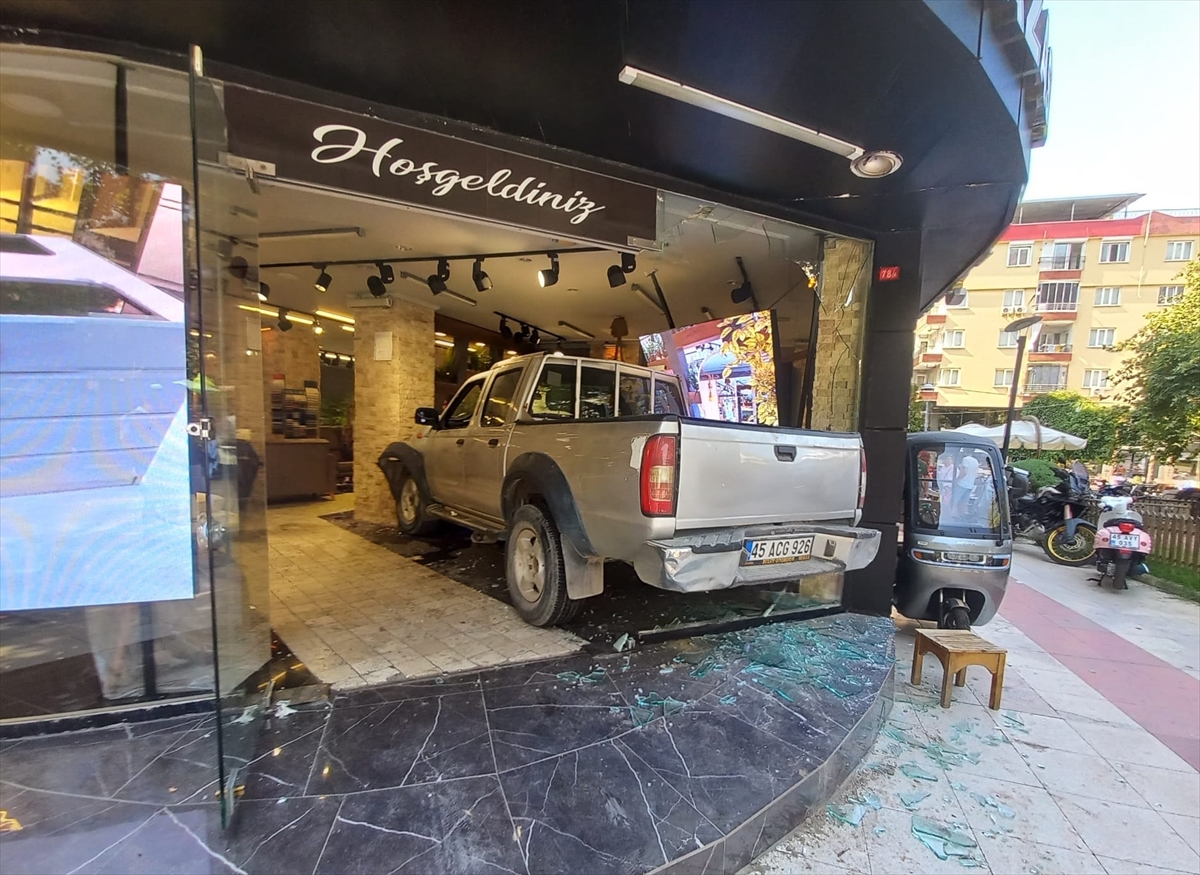 Manisa'da pikap otomobile çarpıp mobilya mağazasına girdi, 2 kişi yaralandı