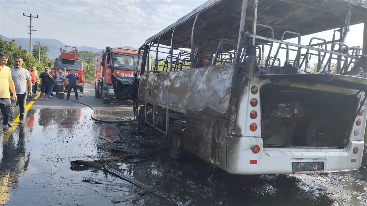 Sakarya Karapürçekte yanan işçi servisi kullanamaz hale geldi