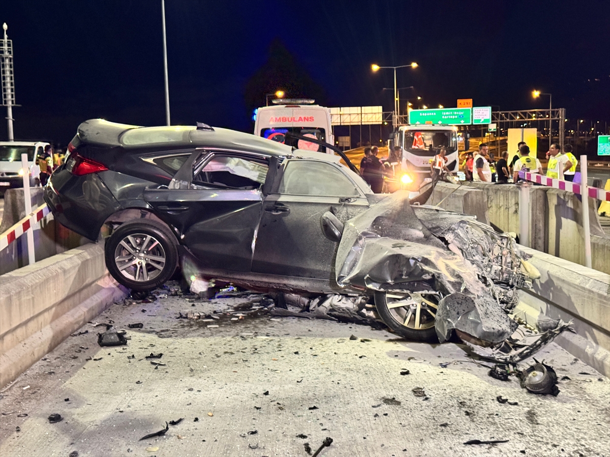 Kocaeli’de otoyol gişelerindeki bariyere çarpan otomobilin sürücüsü öldü