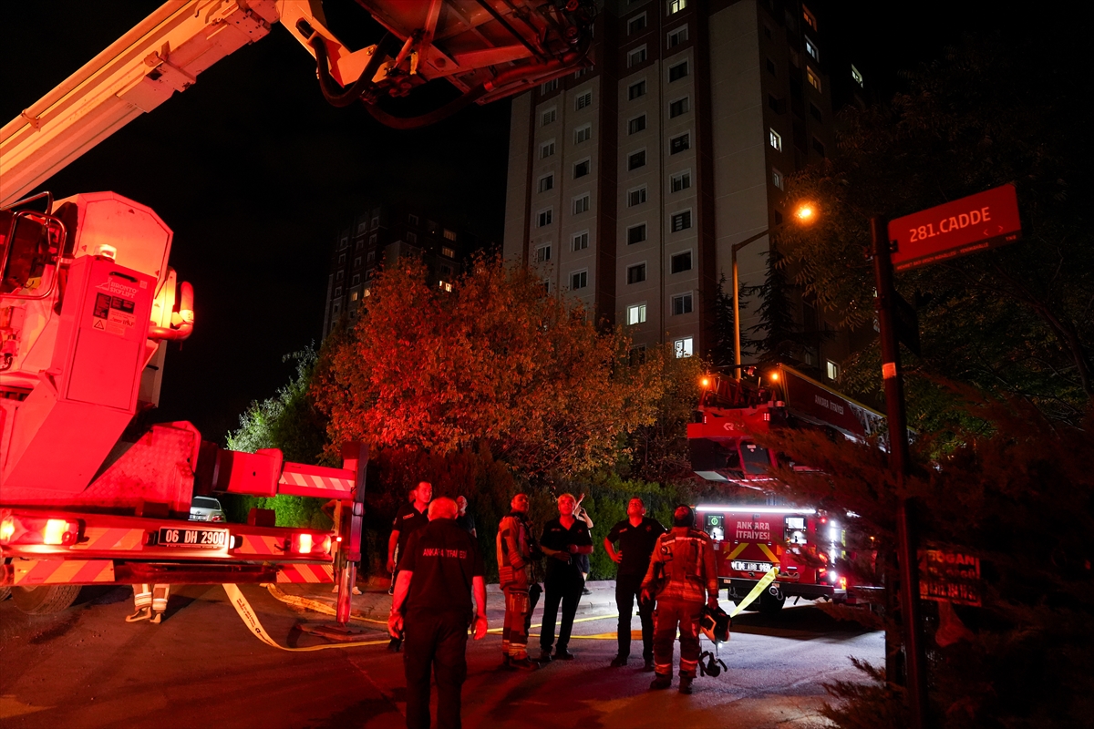 Başkentte 16 katlı apartmanın en üst katında çıkan yangın söndürüldü