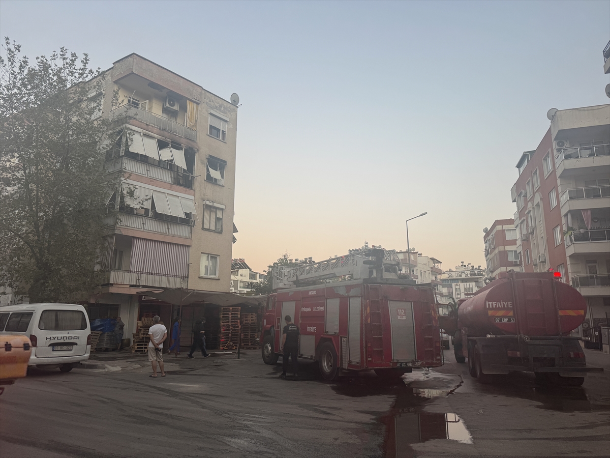 Antalya'da 4 katlı binada çıkan yangın söndürüldü