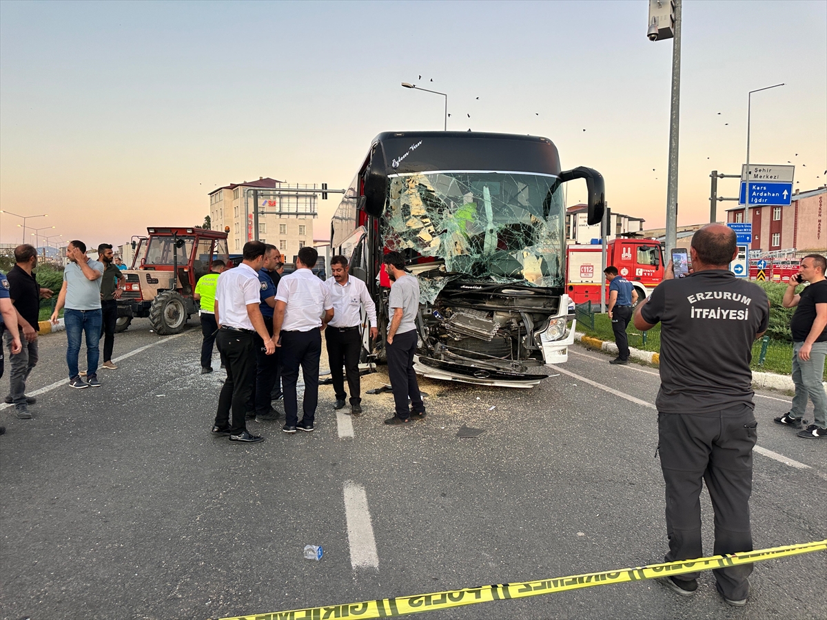 Erzurum'da yolcu otobüsü ile traktörün çarpıştığı kazada 10 kişi yaralandı