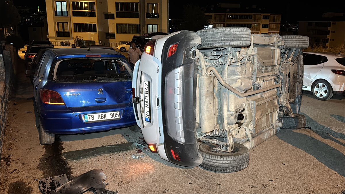 Karabük'te 3 kişinin yaralandığı zincirleme kaza güvenlik kamerasında