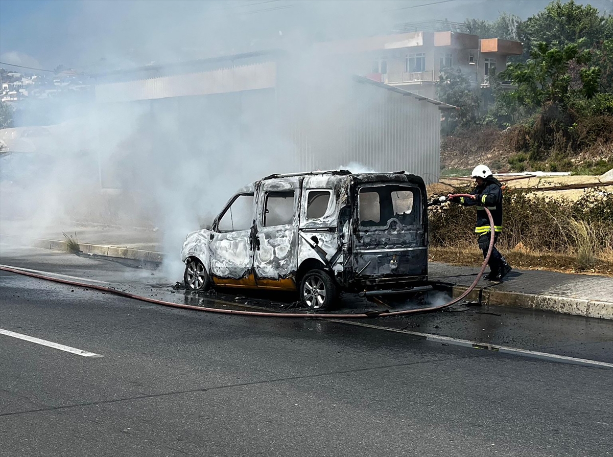 Alanya'da seyir halindeyken alev alan taksi kullanılamaz hale geldi
