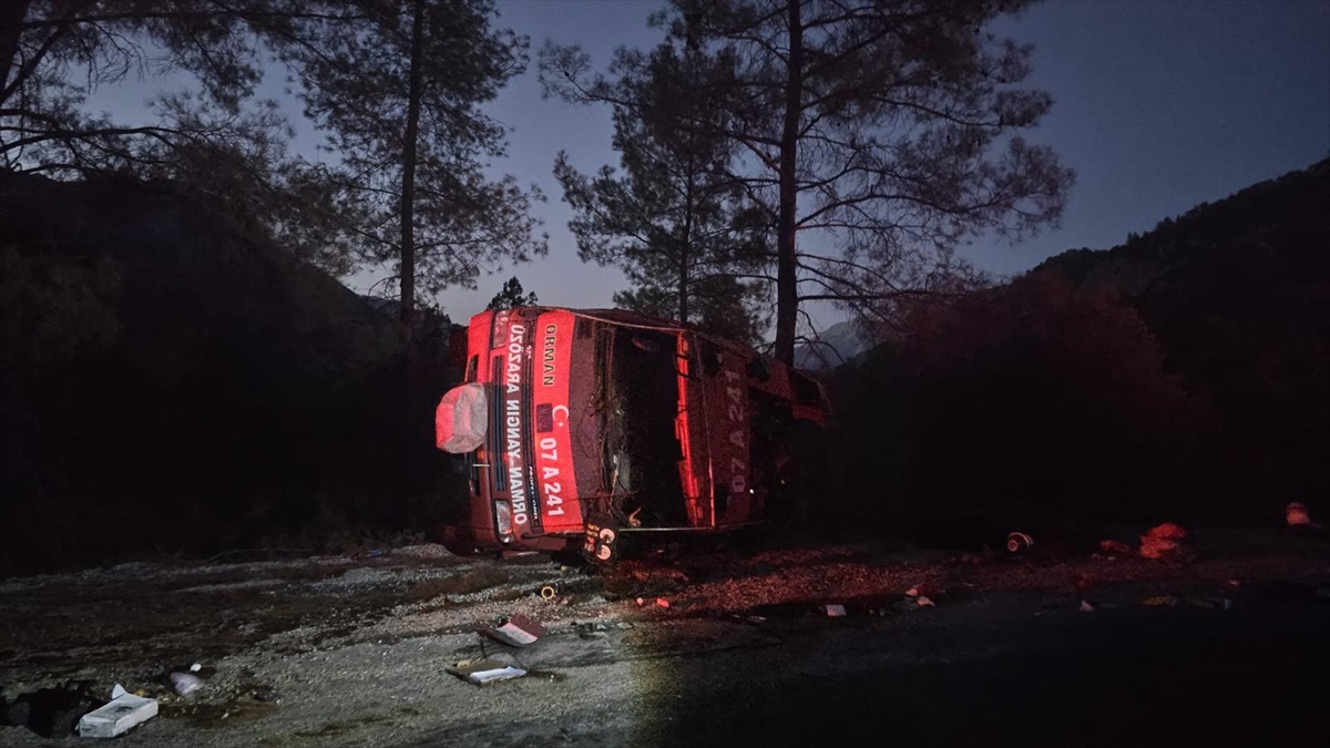 Antalya'da arazözün devrilmesi sonucu 2 kişi yaralandı