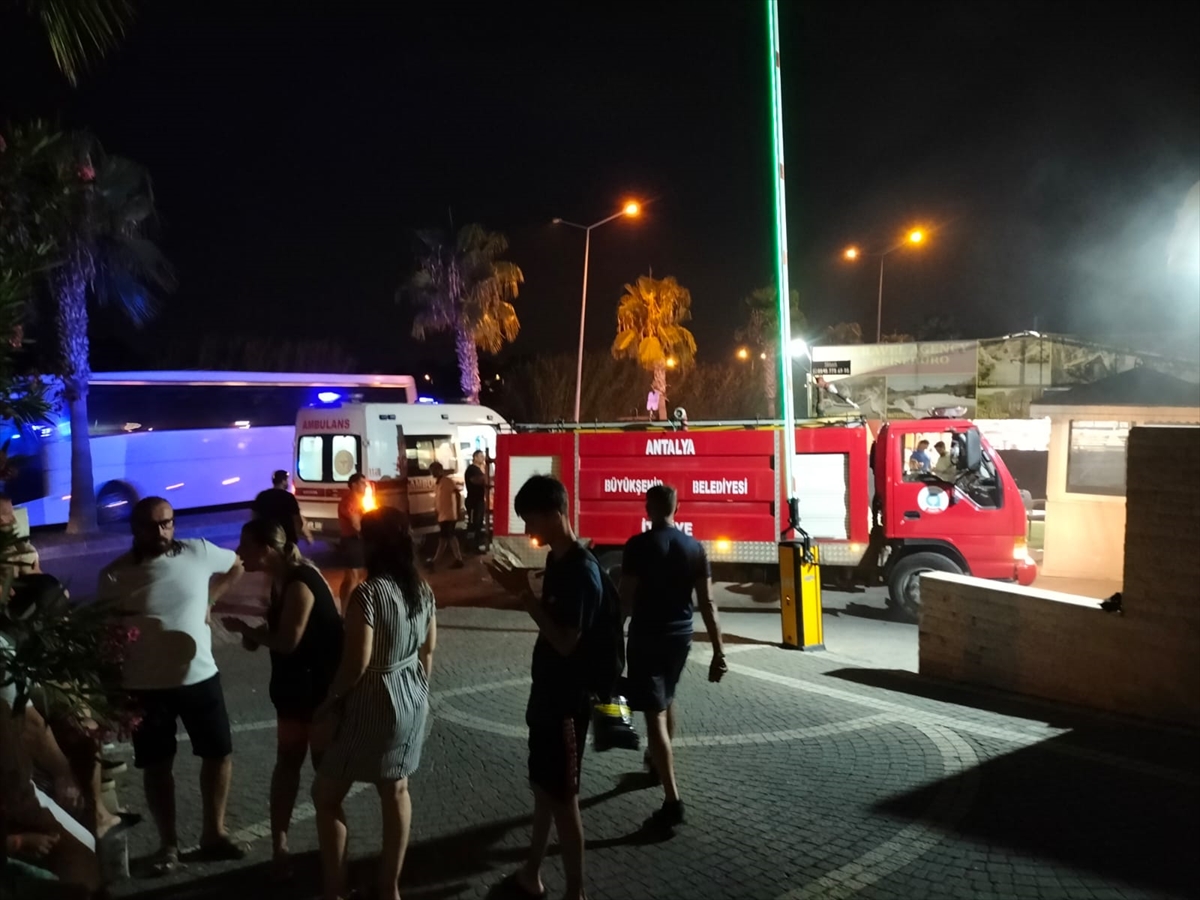 Antalya'da otelde çıkan yangında 1 kişi dumandan etkilendi
