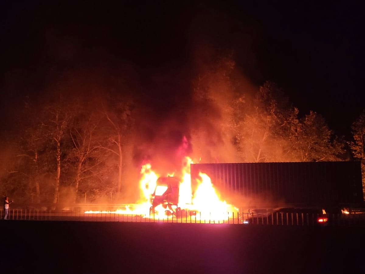 Adana'da yanan tırdan ormanlık alana sıçrayan yangın söndürüldü