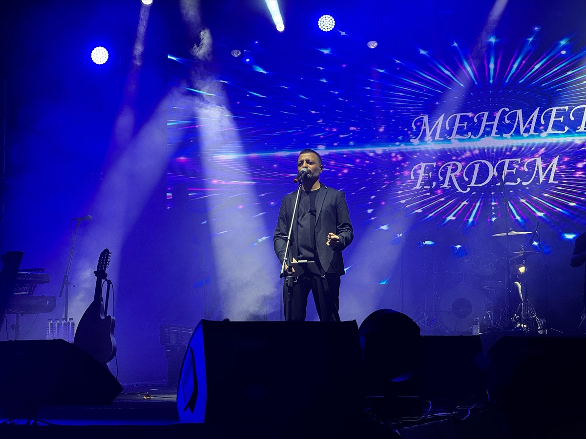 Kahramanmaraş Uluslararası Geleneksel Ağustos Fuarı'nda şarkıcı Mehmet Erdem sahne aldı