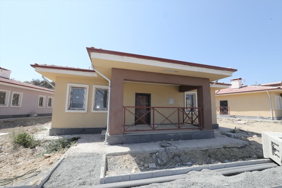 Hatay Samandağ'da kırsal afet konutlarının yapımı sürüyor