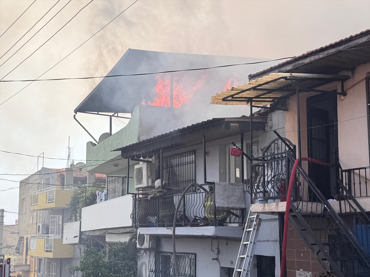 İzmir'de bir evde başlayıp çevredeki evlere sıçrayan yangına müdahale ediliyor