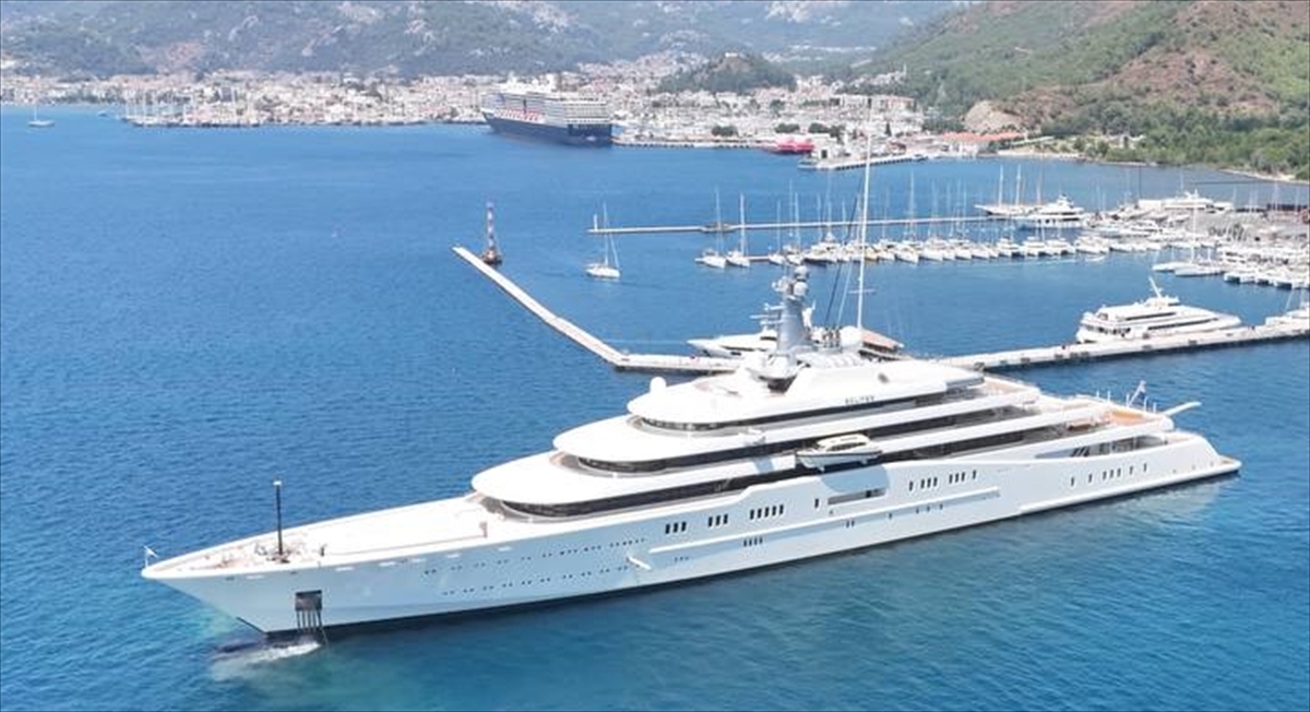 Rus milyarder Roman Abramoviç'in yatı "Eclipse" Marmaris'ten demir aldı