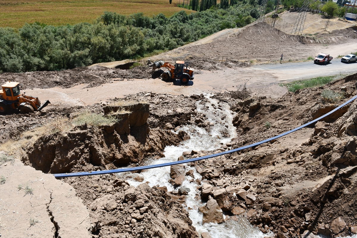 Batman'da sulama kanalından akan su ve çamur nedeniyle kara yolu ulaşıma kapandı
