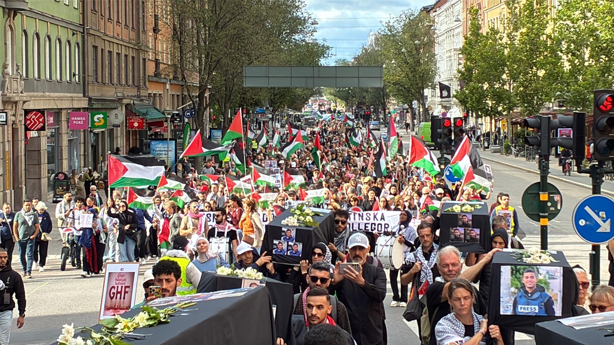 İsveç’te göstericiler, İsrail’in Gazze’ye ve gazetecilere yönelik saldırılarını protesto etti