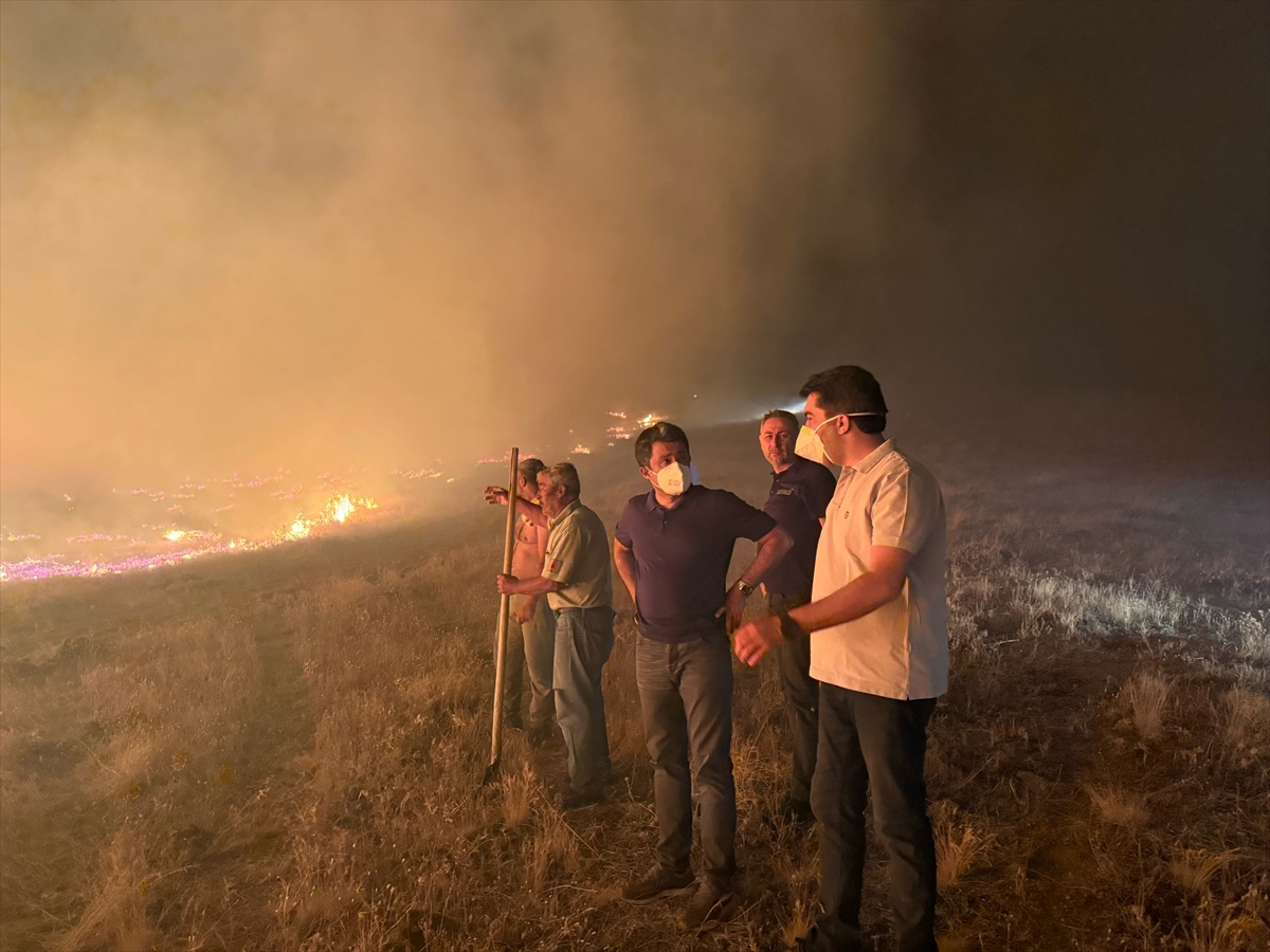 Kırşehir'de merada çıkan yangına müdahale ediliyor