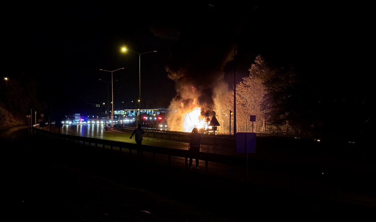 Samsun'da kimyasal madde ve boya yüklü tır 8 kilometre boyunca yandı