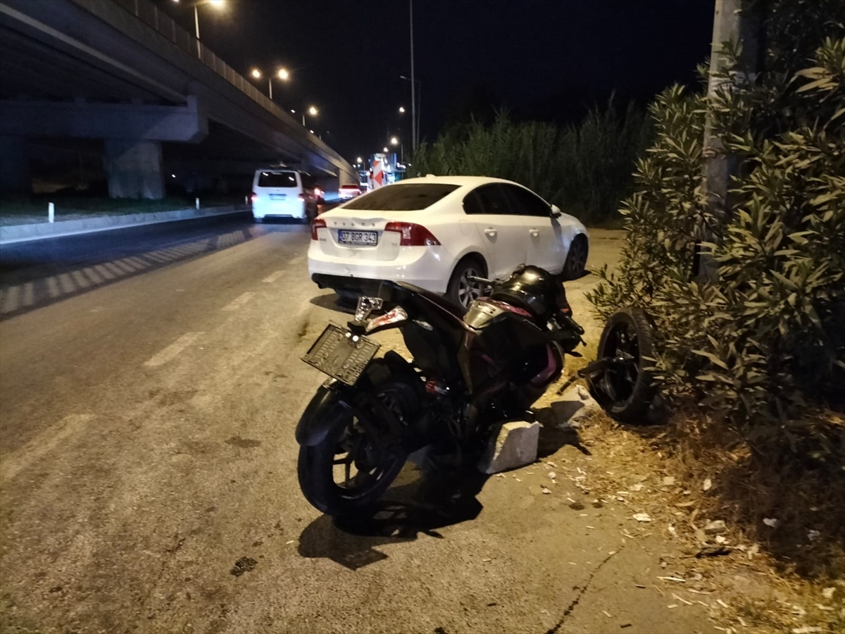 Antalya’da otomobil ile çarpışan motosikletteki iki kişi yaralandı