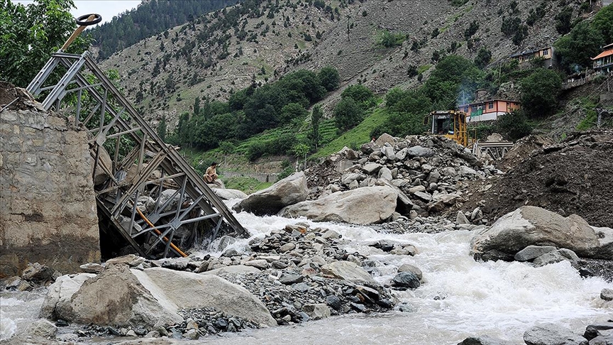 Pakistan'ın kuzeyindeki sellerde ölenlerin sayısı 351'e çıktı