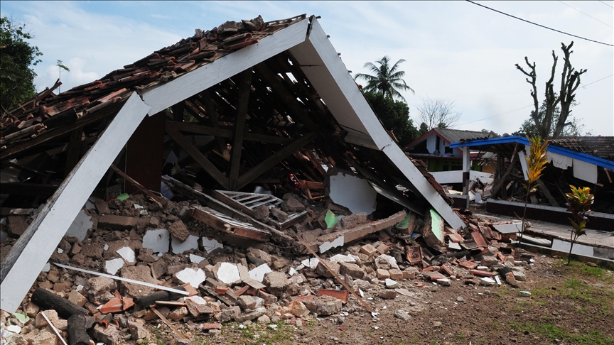 Endonezya'da meydana gelen 5,8 büyüklüğündeki depremde 29 kişi yaralandı