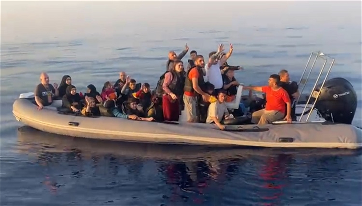 İzmir açıklarında 115 düzensiz göçmen yakalandı, 25 göçmen kurtarıldı