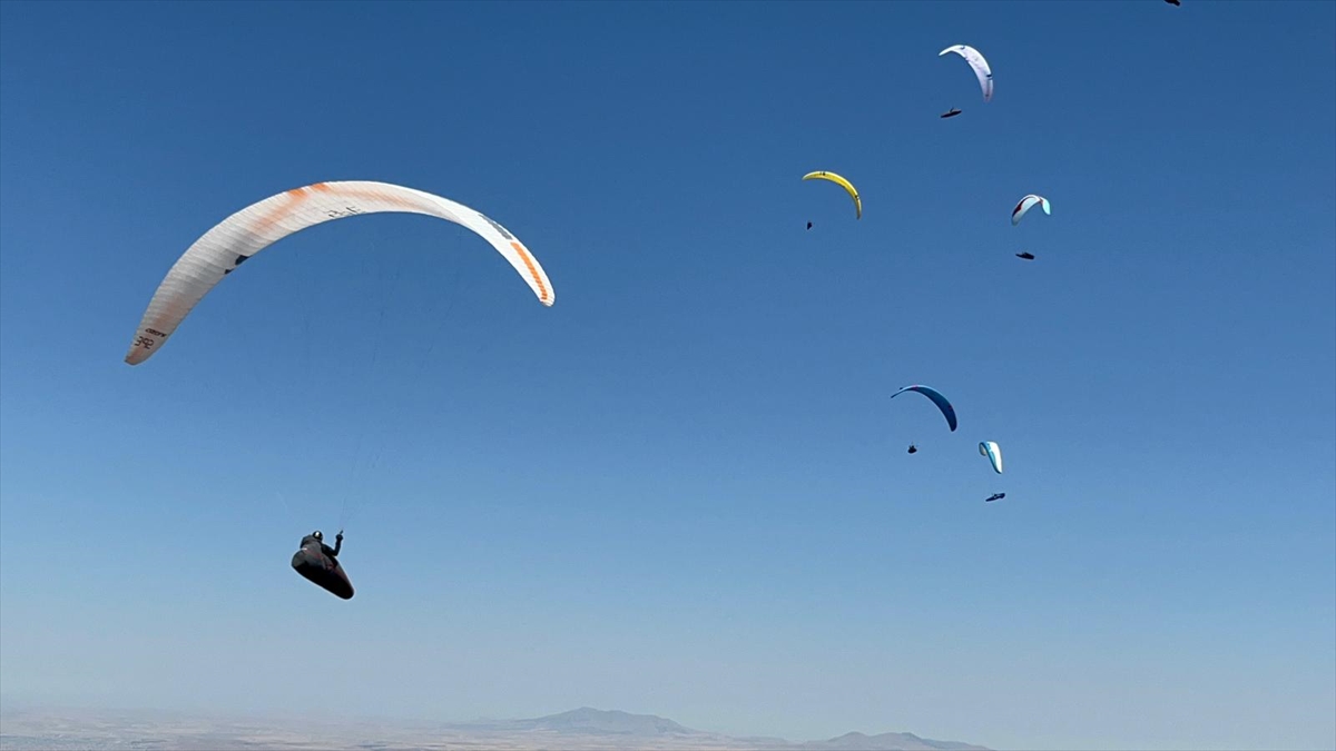 Aksaray'da Yamaç Paraşütü Dünya Kupası'nın ilk günü tamamlandı