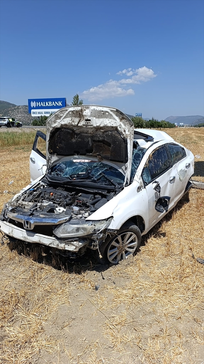 Burdur'da yolcu otobüsü ile otomobilin çarpıştığı kazada 3 kişi yaralandı