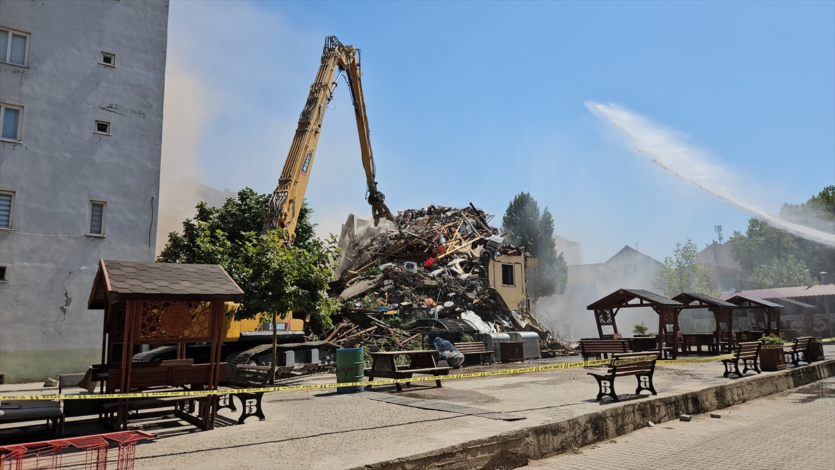 Sındırgı’da ağır hasarlı binaların yıkımı sürüyor
