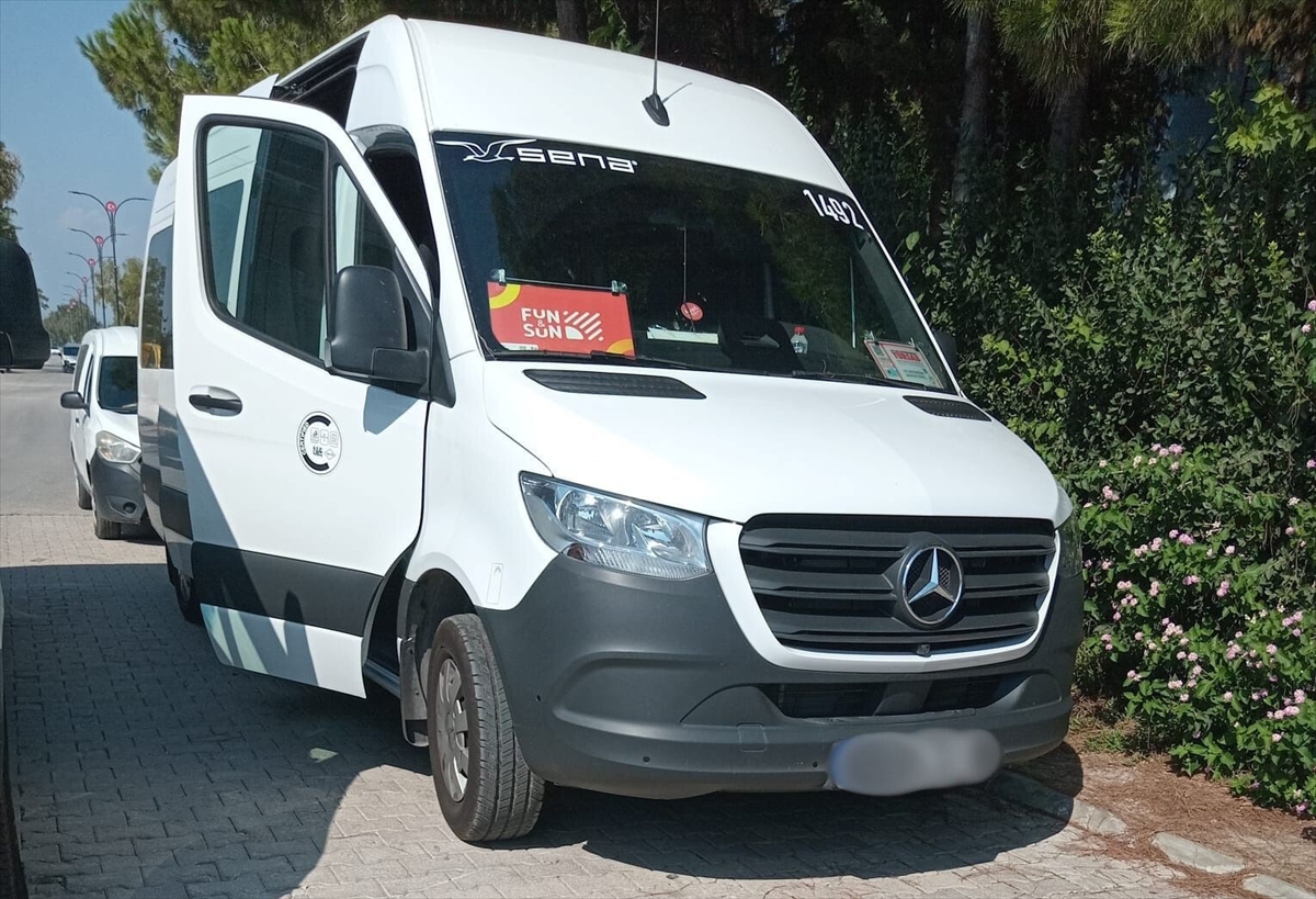 Antalya'da tur minibüsü sürücüsü park ettiği araçta ölü bulundu