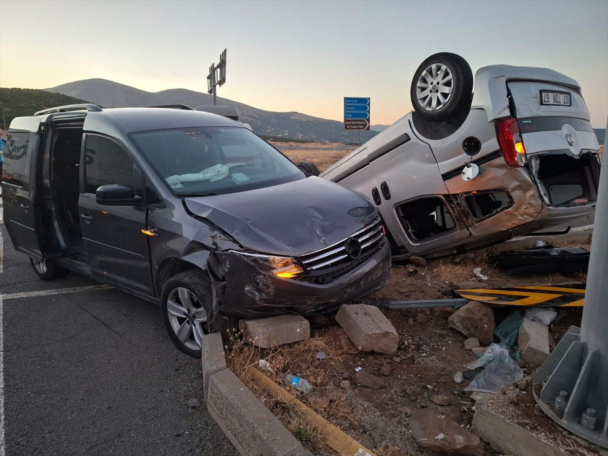 Bingöl'de iki hafif ticari aracın çarpıştığı kazada 11 kişi yaralandı