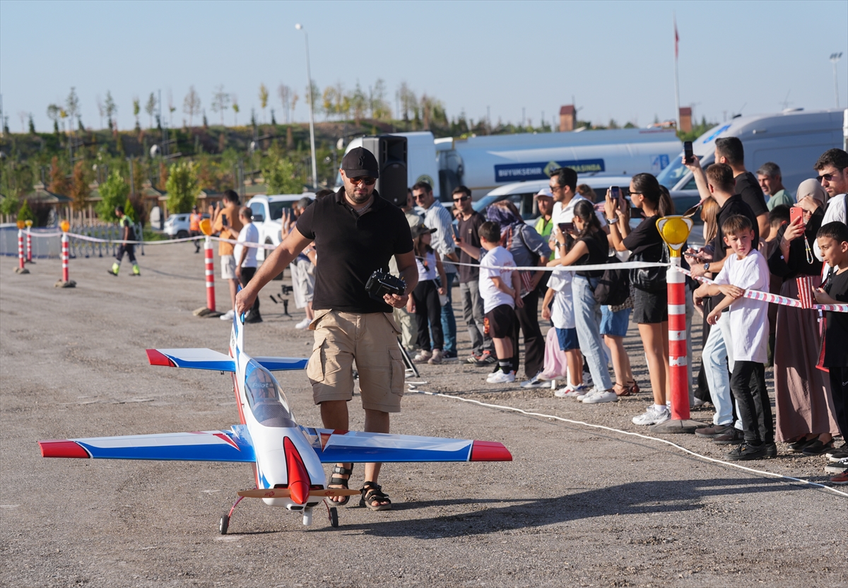 Ankara'da devlet korumasındaki çocuklar için model uçak gösterisi düzenlendi