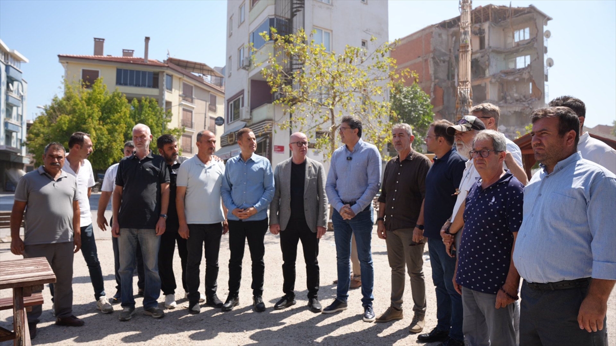 CHP Genel Başkan Yardımcısı Aytekin depremin yaşandığı Sındırgı'yı ziyaret etti