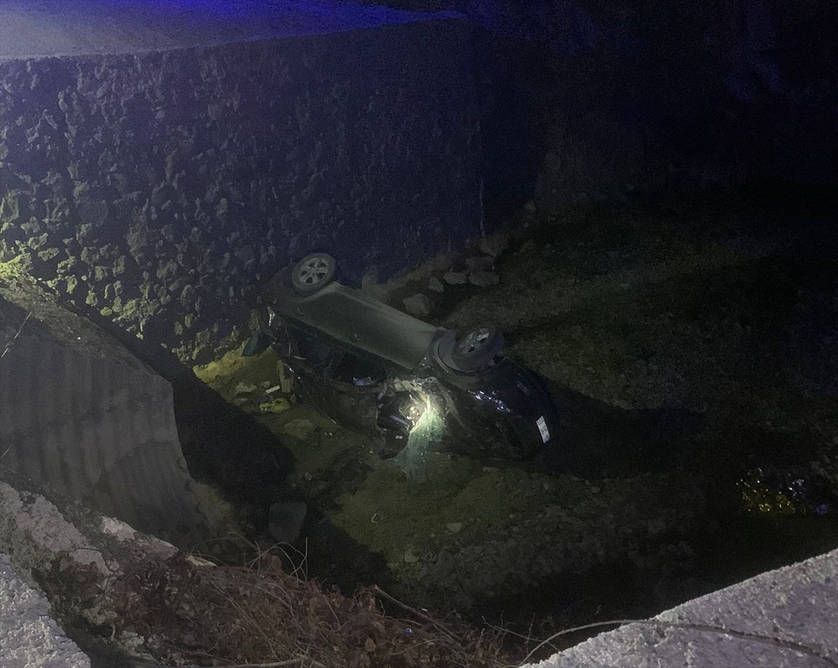 Sinop’ta dereye devrilen otomobildeki 3 kişi yaralandı