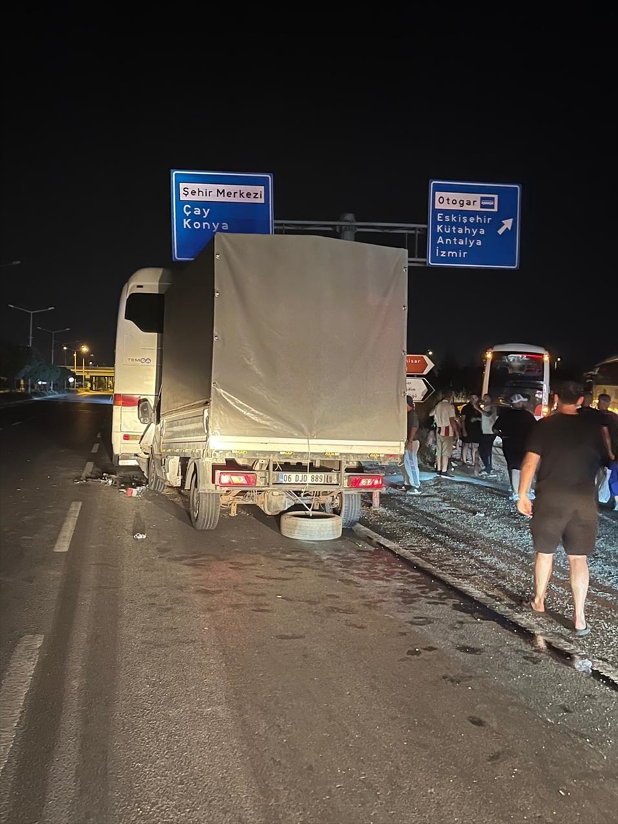 Afyonkarahisar'da kamyonetin yolcu otobüsüne çarpması sonucu 7 kişi yaralandı