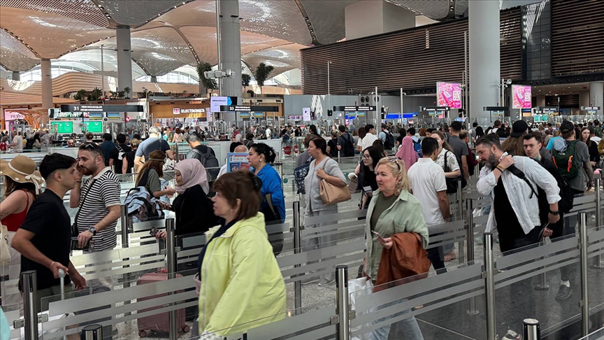 Her üç yolcudan ikisi İstanbul ve Antalya havalimanlarını kullandı