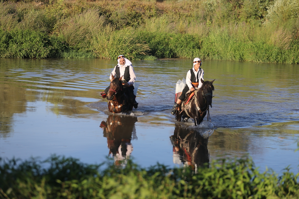 Diyarbakır'ın "Buzcu Baba"sı tarladaki işçileri serinletmek için at sırtında yollarda