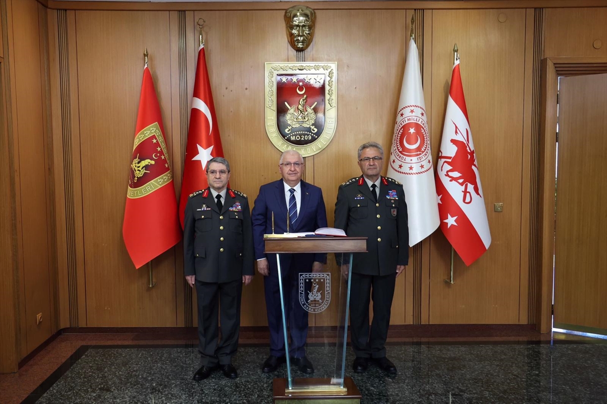 Milli Savunma Bakanı Güler, Kara Kuvvetleri Komutanlığı'ndaki devir-teslim törenine katıldı