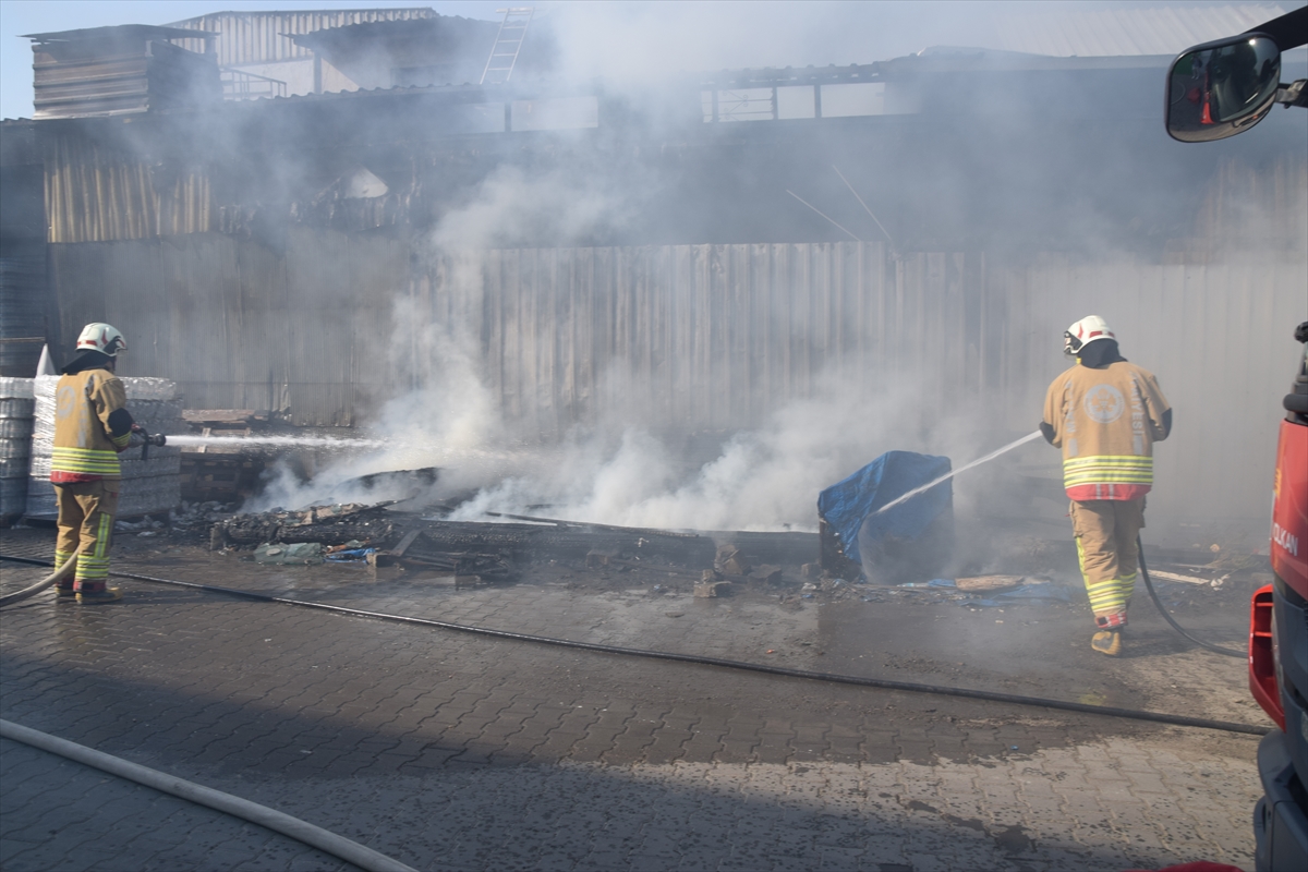 Manisa'da çıkan yangın iş yerinde hasara yol açtı