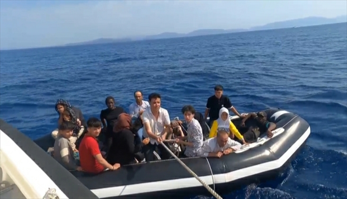 İzmir açıklarında 23 düzensiz göçmen kurtarıldı