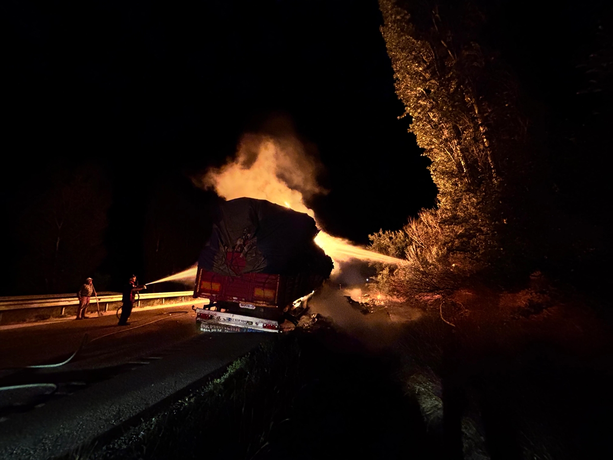 Sungurlu’da atık plastik yüklü tırda çıkan yangın söndürüldü