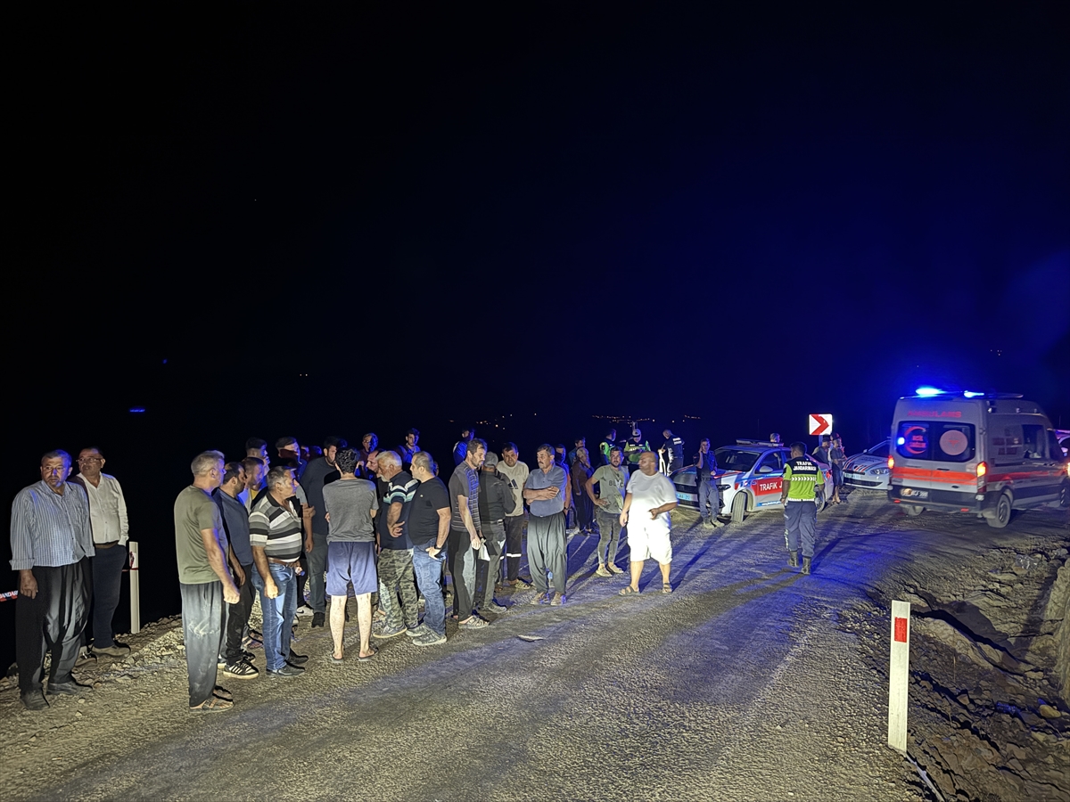 Adana'da uçuruma yuvarlanan otomobilde ölen 5 kişinin cenazesi morga kaldırıldı